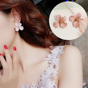 Beautiful flower 🌸 earring stud